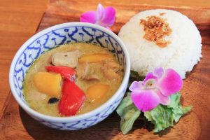 鶏肉となすのグリーンカレーイメージ